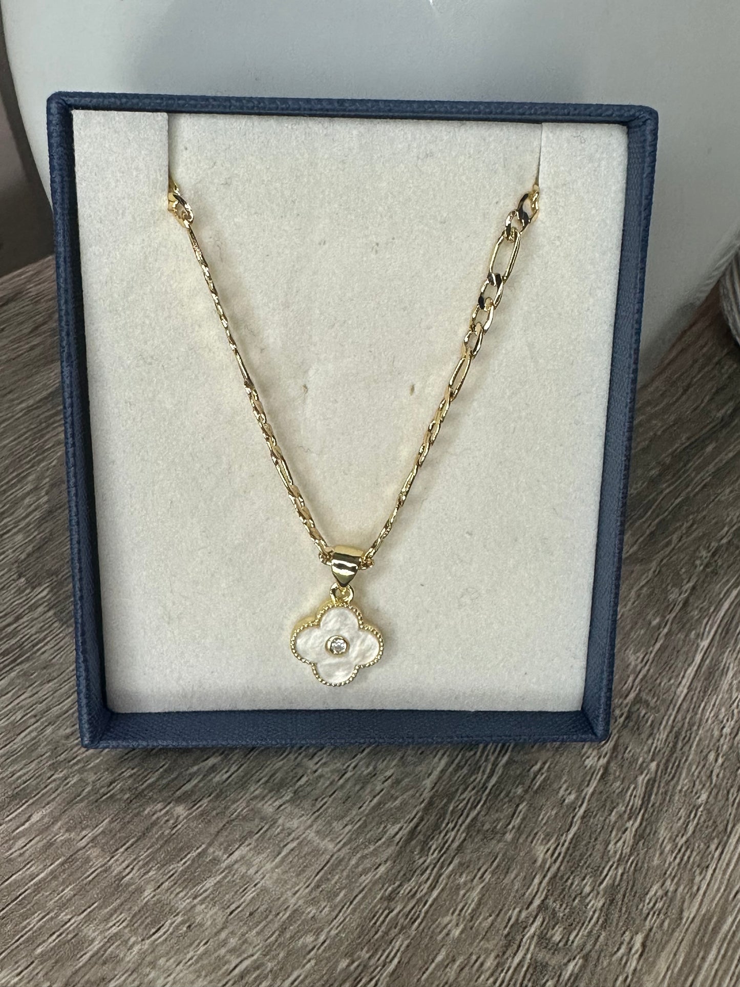 Collar trébol piedra